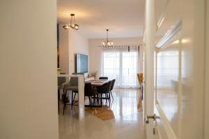 una sala da pranzo e una cucina con tavolo e sedie di Apartment Elite Residence a Mostar