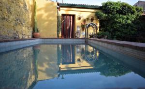 a reflection of a house in a pool of water at Hotel C Rural Don Álvaro de Luna in Don Álvaro