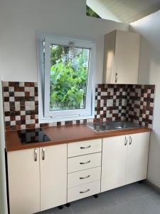 una cocina con fregadero y ventana en Rooms for rent habipi, en Vlorë 17 fotos más