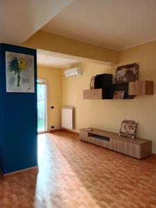 - un salon vide avec du parquet dans l'établissement Il faro di Ganzirri, à Messina