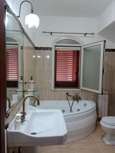 y baño con bañera, aseo y lavamanos. en Il faro di Ganzirri, en Messina