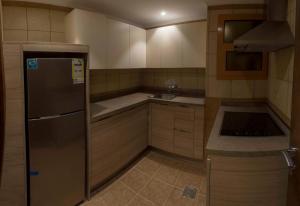 Al-Borg Al-Watheer Serviced apartments的厨房或小厨房