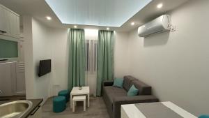 a small living room with a couch and a table at Apartman Mauna De Luxe in Bogatić