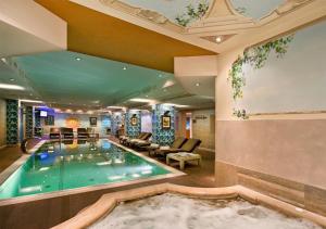 una grande piscina in una camera d'albergo di Platinum Suite a Morcote