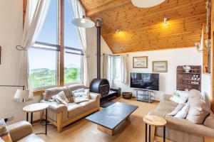 Thorsvik في Teangue: غرفة معيشة مع كنبتين وتلفزيون
