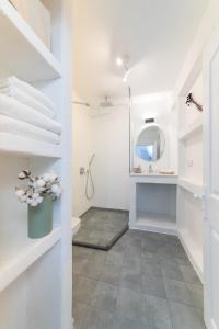 een witte badkamer met een wastafel en een spiegel bij L'olive homes in Marmaris