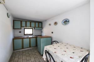 A kitchen or kitchenette at RELAXING APARTMENT LE CASTELLA - 5 Stairs