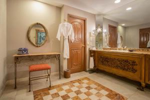 a bathroom with a sink and a mirror at Casa Mayor Saltillo, Hotel Hacienda in Saltillo