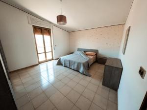 ein Schlafzimmer mit einem Bett und einem Tisch darin in der Unterkunft 5 Stars - SEA FRONT APARTMENTS in Marina di Strongoli