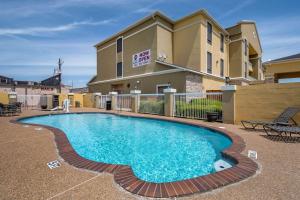 una piscina frente a un edificio en Best Western Plus McKinney Inn and Suites, en McKinney