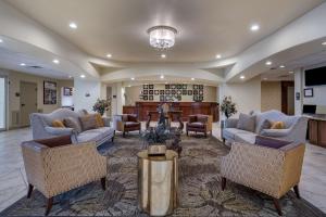 - un hall avec des canapés, des chaises et une cheminée dans l'établissement BEST WESTERN PLUS Monica Royale Inn & Suites, à Greenville