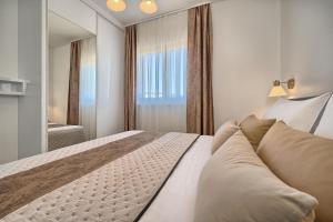 um quarto com uma cama grande e um espelho em Doris' Place - sea view flat close to beach em Slatine