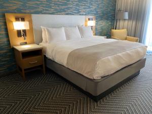 a hotel room with a bed and a desk at Radisson Hotel Niagara Falls-Grand Island in Grand Island