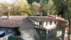 - Vistas al exterior de una casa con techo de baldosa en Ai Torchi Vecchi, en Fivizzano