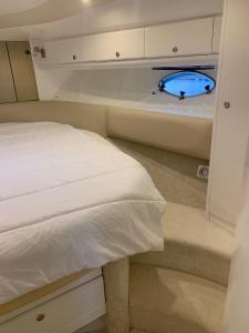 sypialnia z łóżkiem i telewizorem na ścianie w obiekcie Yacht 17M Cannes Croisette Port Canto,3 Ch,clim,tv w Cannes