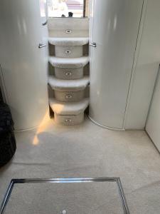 a room with a set of stairs in a room w obiekcie Yacht 17M Cannes Croisette Port Canto,3 Ch,clim,tv w Cannes