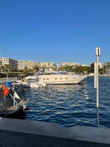 Kilka łodzi zakotwiczonych w porcie w obiekcie Yacht 17M Cannes Croisette Port Canto,3 Ch,clim,tv w Cannes