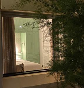 a mirror reflection of a bed in a bedroom at Casa do Zimbro in Troia