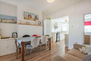 eine Küche und ein Wohnzimmer mit einem Tisch und Stühlen in der Unterkunft 2 Tregof Terrace in Cemaes Bay