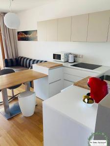 Kuchyň nebo kuchyňský kout v ubytování Sea Terrace Portopiccolo - Appartamento vista mozzafiato