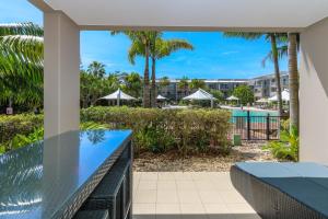 vistas a la piscina desde el balcón de un complejo en Peppers Salt Resort & Spa - Lagoon pool access 2 br spa suite, en Kingscliff
