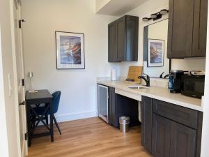 A kitchen or kitchenette at The Gables Inn Sausalito