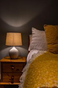 Säng eller sängar i ett rum på Duplex 3 Bedroom Mezzanine Apartment - Heart of Edinburgh