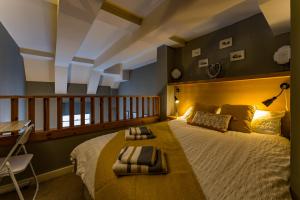 a bedroom with a large bed with a wooden headboard at Duplex 3 Bedroom Mezzanine Apartment - Heart of Edinburgh in Edinburgh