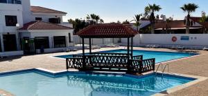 une piscine avec un gazebo au milieu dans l'établissement Parque Holandés Fuerteventura casa Mayte, à La Oliva