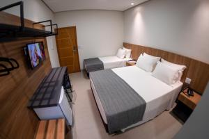 Tempat tidur dalam kamar di Hotel Du Valle - Salinas - MG
