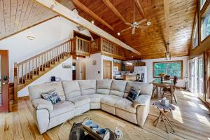 ein Wohnzimmer mit einem Sofa und einer Holzdecke in der Unterkunft Quiet Waters in New Tazewell