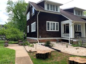 una casa con dos troncos en el patio delantero en Historical District 2BDRM built in 1910 en Lynchburg