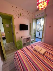 a bedroom with a bed with two towels on it at Appartamento Affaccio sul mare, Baia di Copanello in Copanello