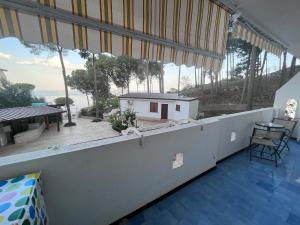 Балкон или терраса в Appartamento Affaccio sul mare, Baia di Copanello