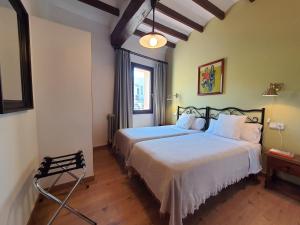 سرير أو أسرّة في غرفة في LA MUNTANYA - Apartamentos Rural Guadalest