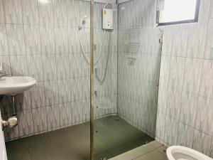 Phòng tắm tại บ้านพิชชา ที่พักใจกลางเมืองปราณบุรี