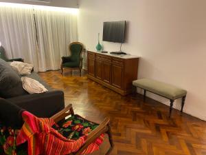 Il comprend un salon doté d'un canapé et d'une télévision à écran plat. dans l'établissement Tia Apartment/Retiro 4 amb, cerca Teatro Colon, à Buenos Aires