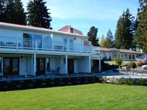 a large white house with a large yard at Anacortes Ship Harbor Inn in Anacortes