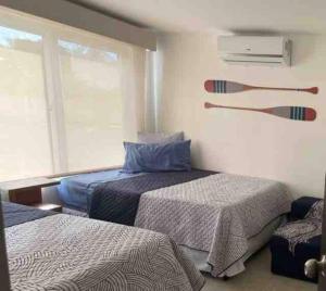 モンテリコにあるWave nSea Monterricoのベッドルーム1室(ベッド2台、窓付)