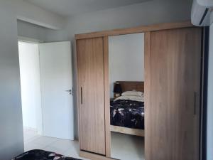 Katil atau katil-katil dalam bilik di Apartamento próximo centro e universidade