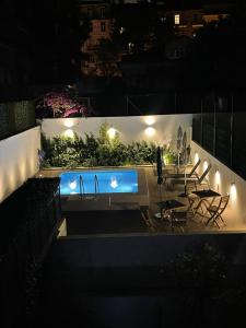 una piscina notturna con sedie e luci di Saldanha Pool & Garden a Lisbona