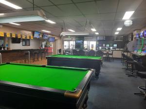 Biliár nebo kulečník v ubytování Hay Point Hotel/Motel