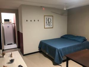 ein kleines Schlafzimmer mit einem Bett und einem Kühlschrank in der Unterkunft Flat Aju - Um jeitinho especial de se hospedar em Aracaju. Uma verdadeira suíte master todo mobiliado no capricho só para você. in Aracaju