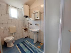 プナトにあるApartment Ankicaのトイレと洗面台のあるバスルーム +39枚の写真