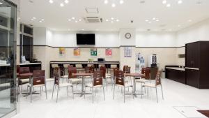 une grande salle à manger avec des tables et des chaises dans l'établissement Toyoko Inn Kokura eki Shinkansen guchi, à Kitakyūshū