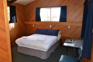 Letto o letti in una camera di Chateau Backpackers & Motels
