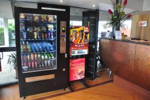 una máquina de refrescos en una tienda con refrescos y bebidas en City Park Hotel, en Melbourne