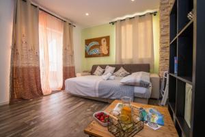 Apartment Traversa في نوفاليا: غرفة نوم بسرير وطاولة مع صحن من الفواكه
