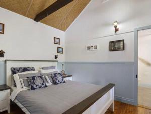 Postel nebo postele na pokoji v ubytování Barney Creek Vineyard Cottages