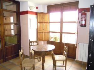 a dining room with a table and chairs and a window at Albergue Albarracín in Albarracín